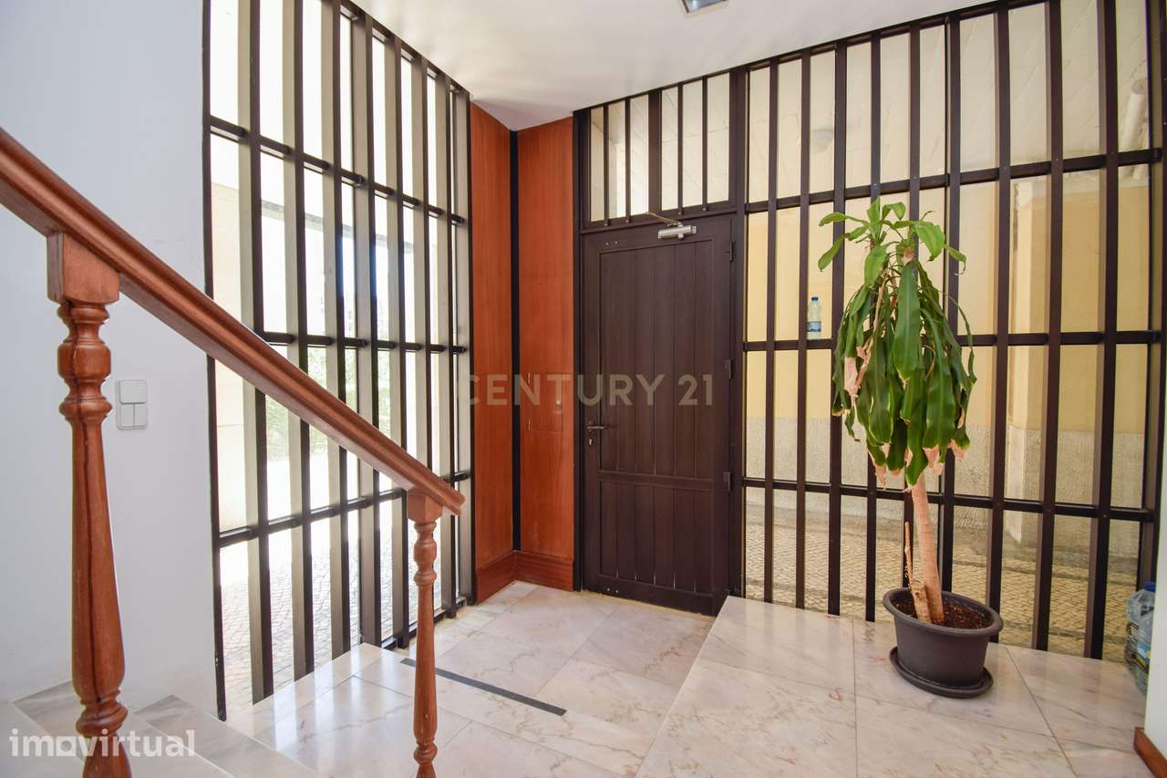 Escritório com entrada independente e dois lugares de garagem nas Aven - Grande imagem: 2/37