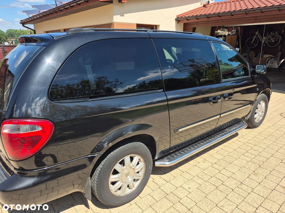 Chrysler Town & Country - 3