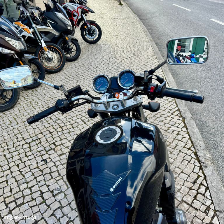 Suzuki GSX 1400 - 12