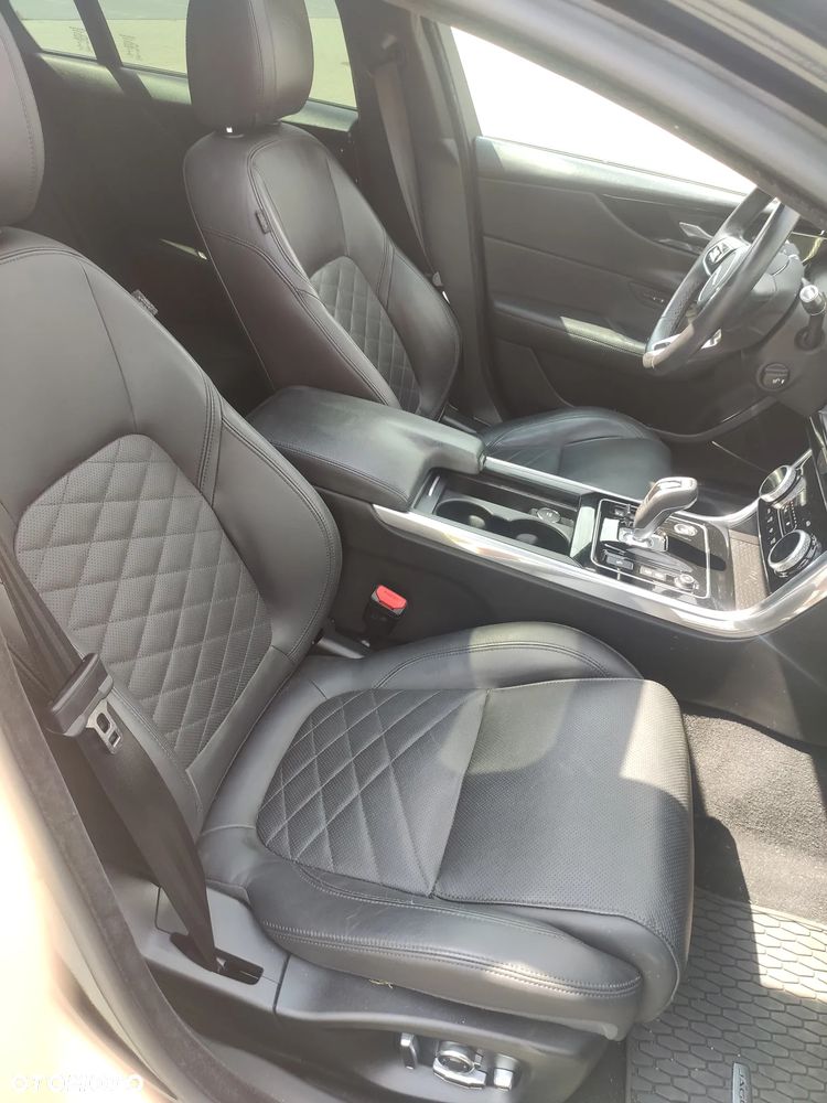 Jaguar XE P250 S - 18