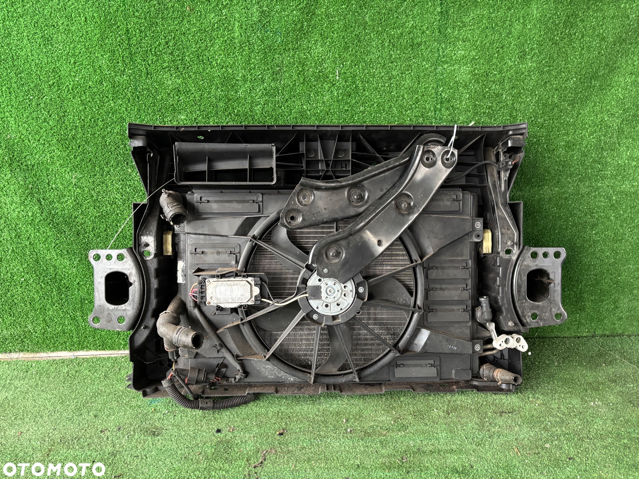 VW TOURAN 10-15 1.2 TSI Pas przedni,chłodnice - 2