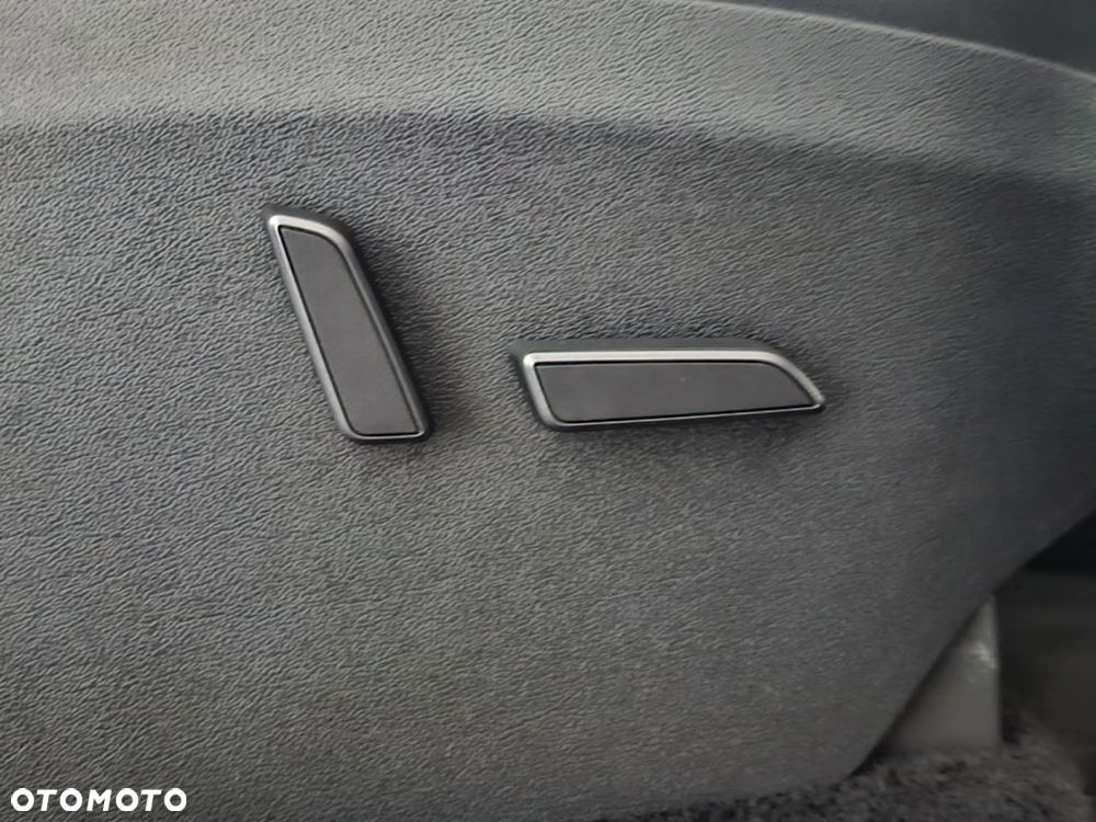 Tesla Model Y Long Range AWD - 27
