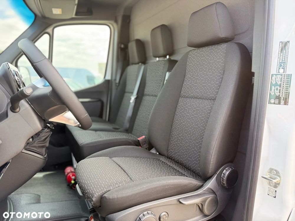 Mercedes-Benz Sprinter - 12