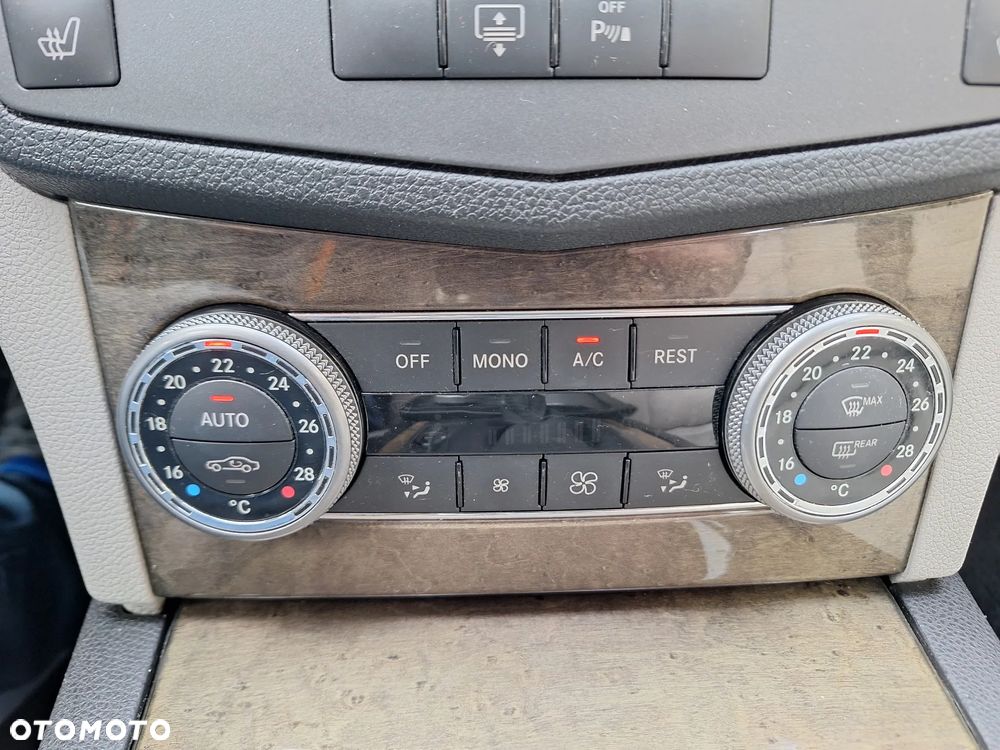 Mercedes-Benz Klasa C 250 CGI BlueEff Elegance - 14