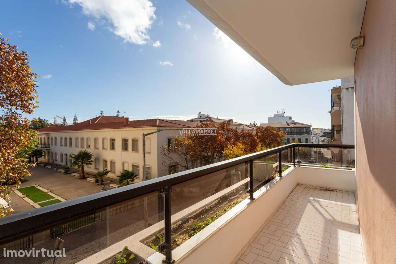 Apartamento T3 inserido no 2º andar de edifício com elevador situado n - Grande imagem: 3/27