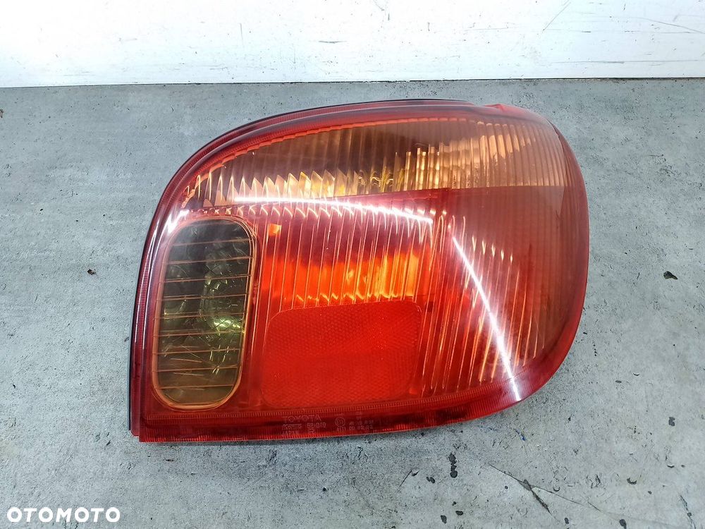 LAMPA TYLNA PRAWA TOYOTA YARIS I FL 52-049 HATCHBACK 3D - 1