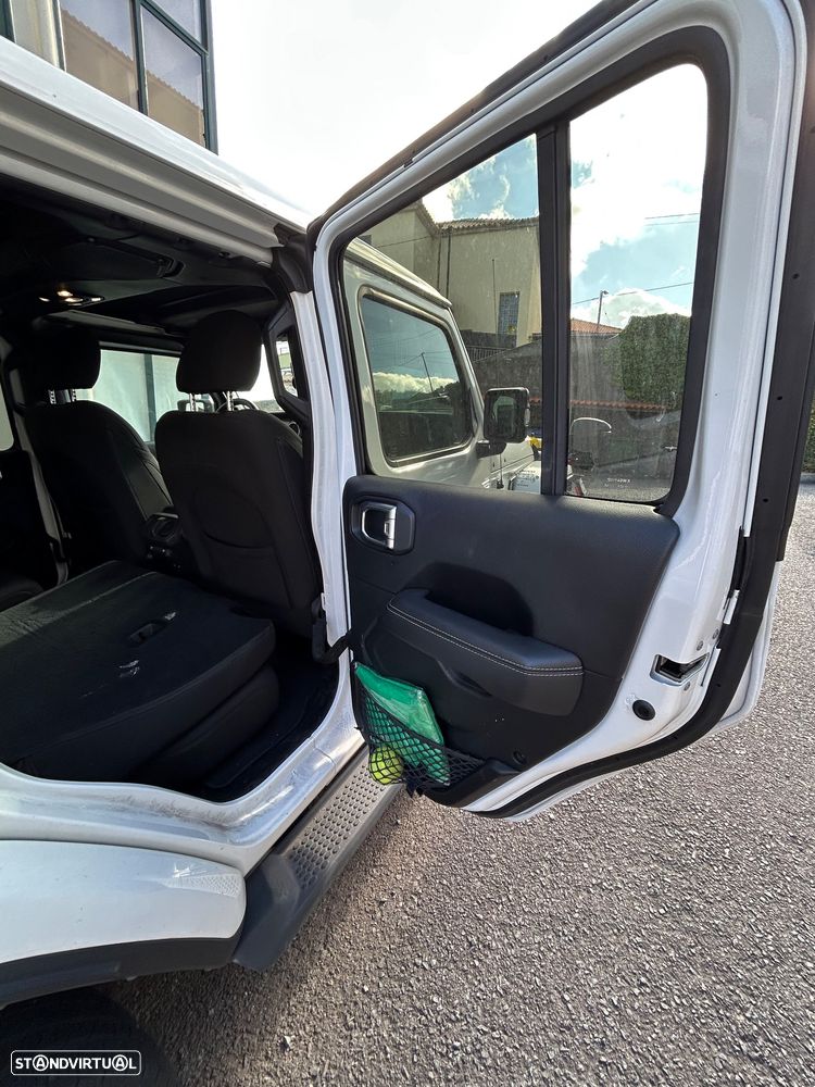 Jeep Wrangler Unlimited 3.8 Auto Sahara - 12