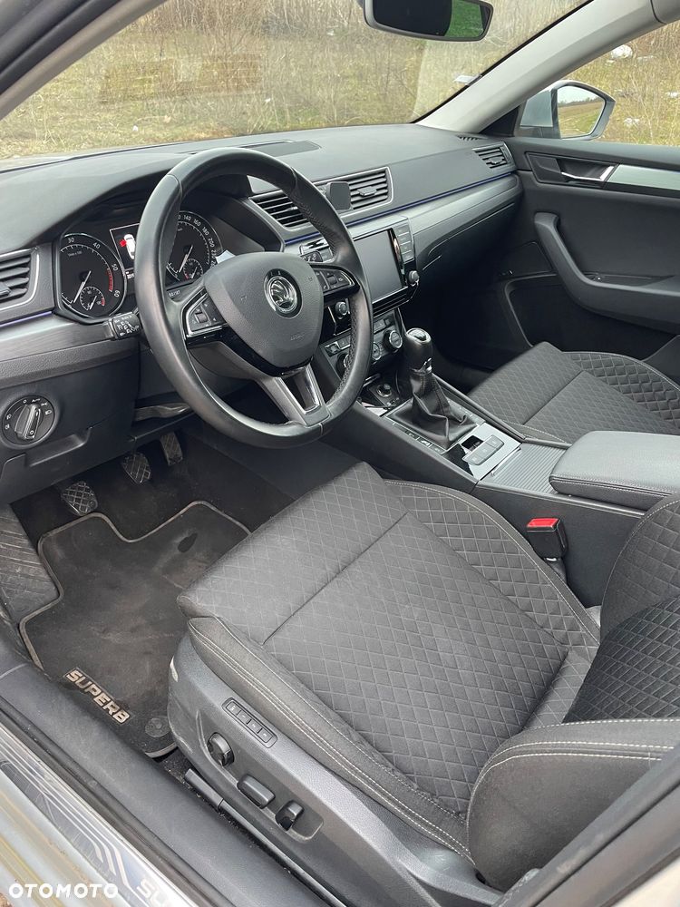 Skoda Superb 2.0 TDI Premium Edition - 11