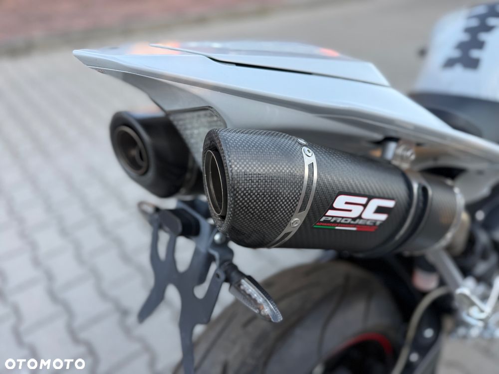 Yamaha R1 - 15