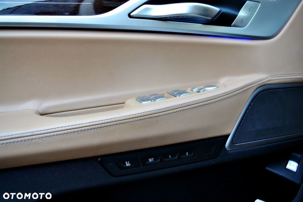 BMW Seria 7 750Li xDrive - 27