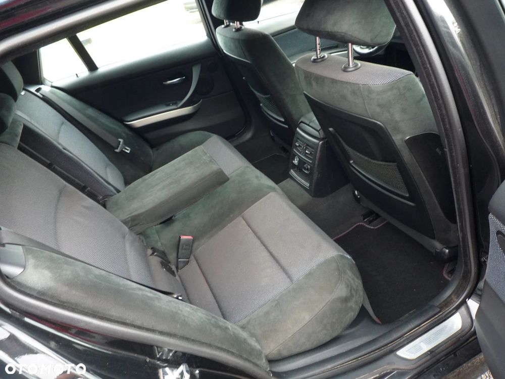 BMW Seria 3 325i xDrive - 34