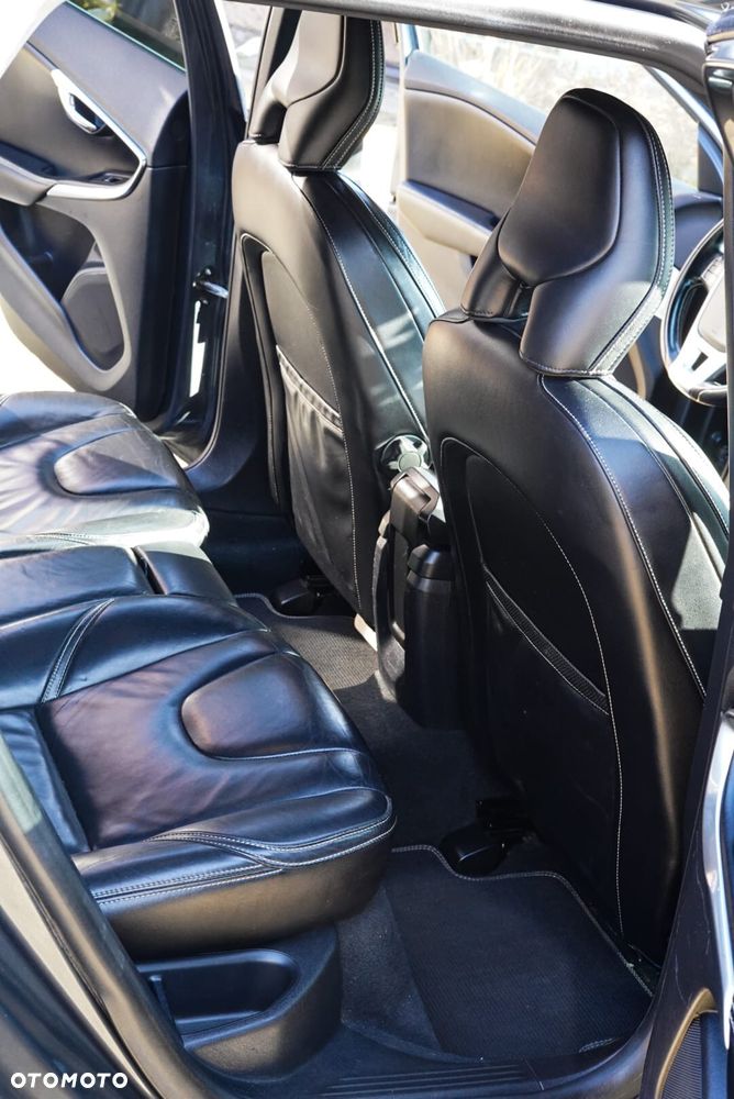 Volvo V40 D2 R-Design - 11