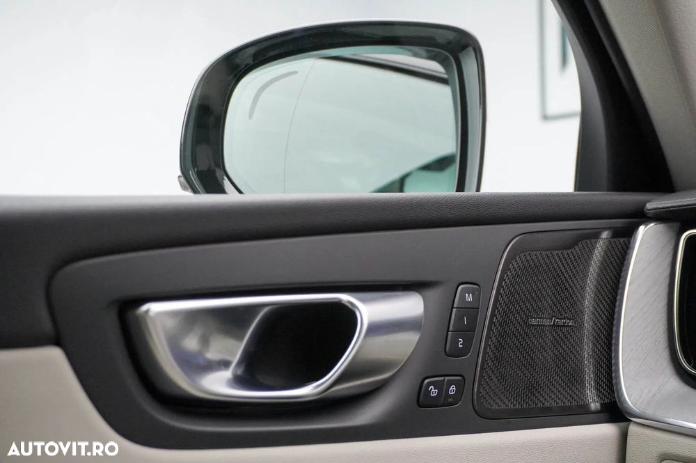 Volvo XC 60 Recharge T8 AWD AT Ultimate Dark - 19