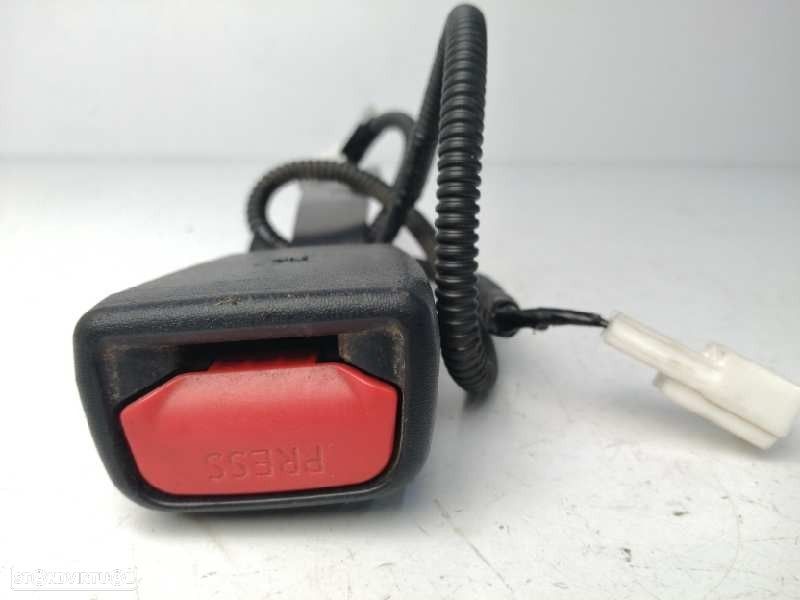 ENGATE CINTO ESQUERDO TOYOTA RAV 4 IV 2015 -7302433030B1 - 2