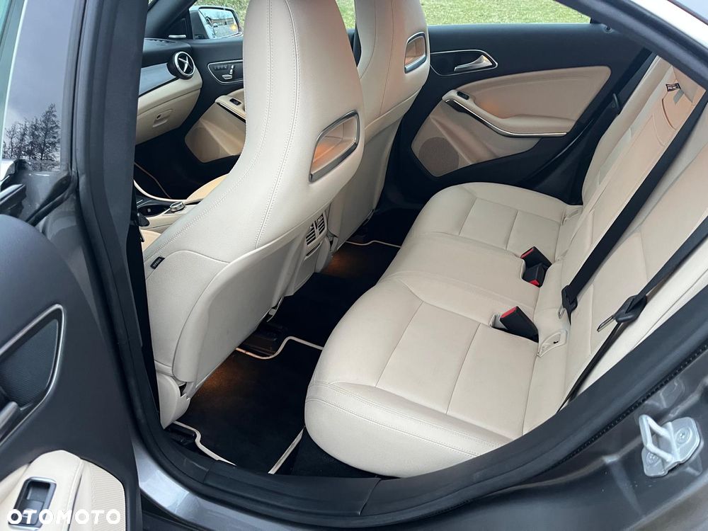 Mercedes-Benz CLA 250 4Matic 7G-DCT - 14