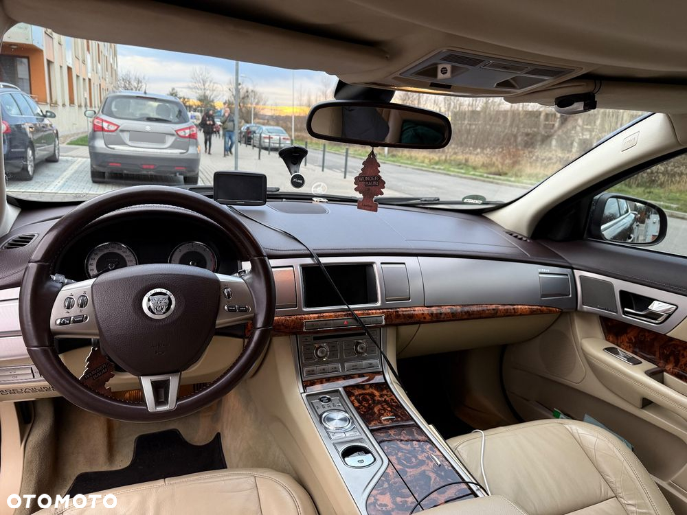 Jaguar XF 2.7 V6 D Luxury - 14