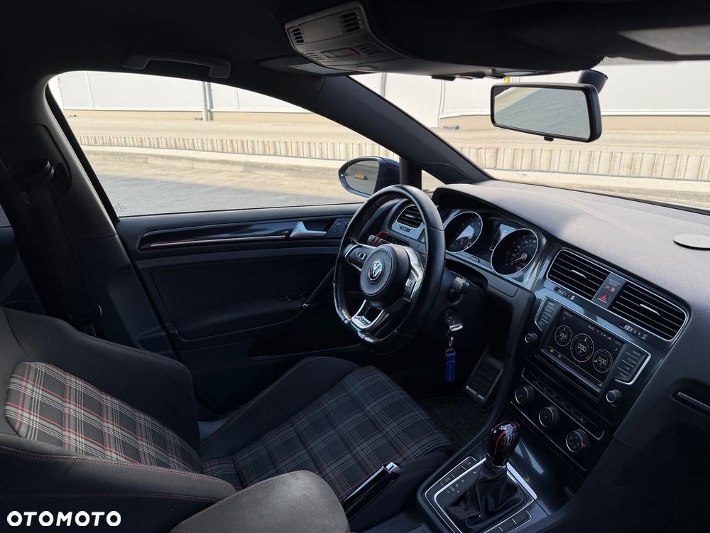 Volkswagen Golf - 22