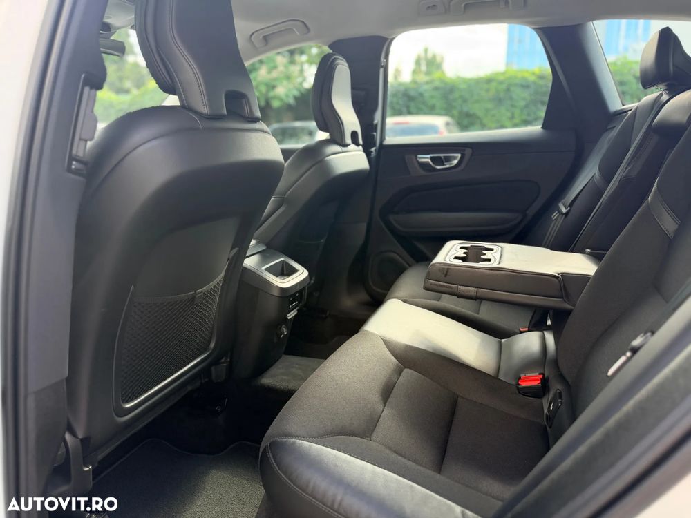 Volvo XC 60 B4 MHEV AT8 AWD Momentum Pro - 12