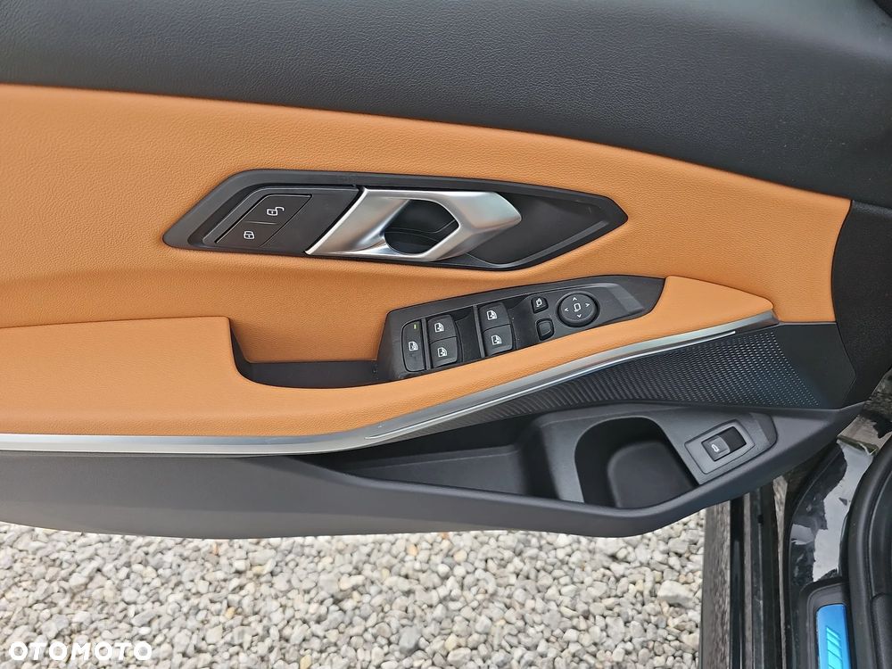 BMW Seria 3 318i M Sport - 13