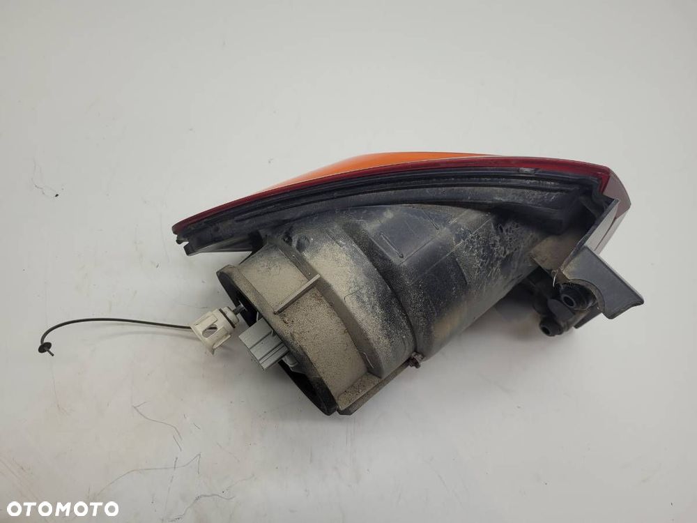 LAMPA TYŁ TYLNA PRAWA W BŁOTNIK SEAT ALTEA LIFT EU 5P0945112F 5P0945096J - 5