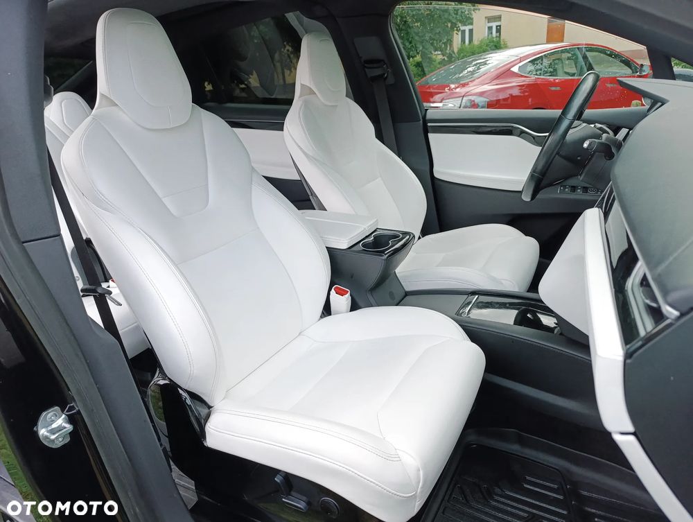 Tesla Model X - 16