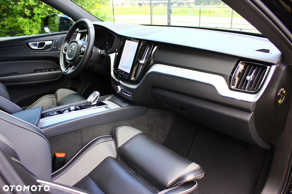 Volvo XC 60 B4 D AWD Plus Dark - 37
