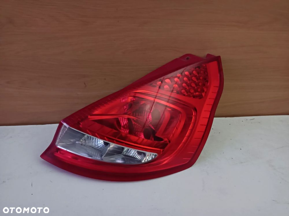 FORD FIESTA MK7 LAMPA PRAWY TYŁ 8A6113404A
