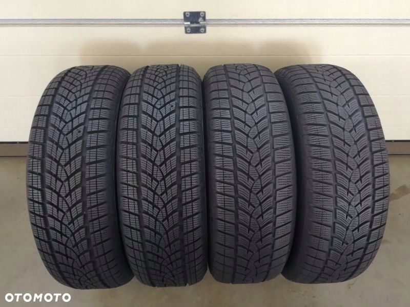 Opony zimowe 215/65 R 17 Goodyear Ultragrip Performance  SUV - 1