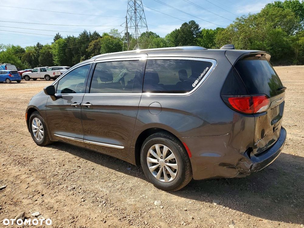 Chrysler Pacifica - 2