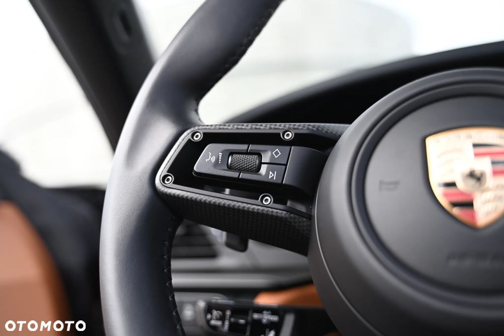 Porsche 911 Carrera 4 GTS - 37