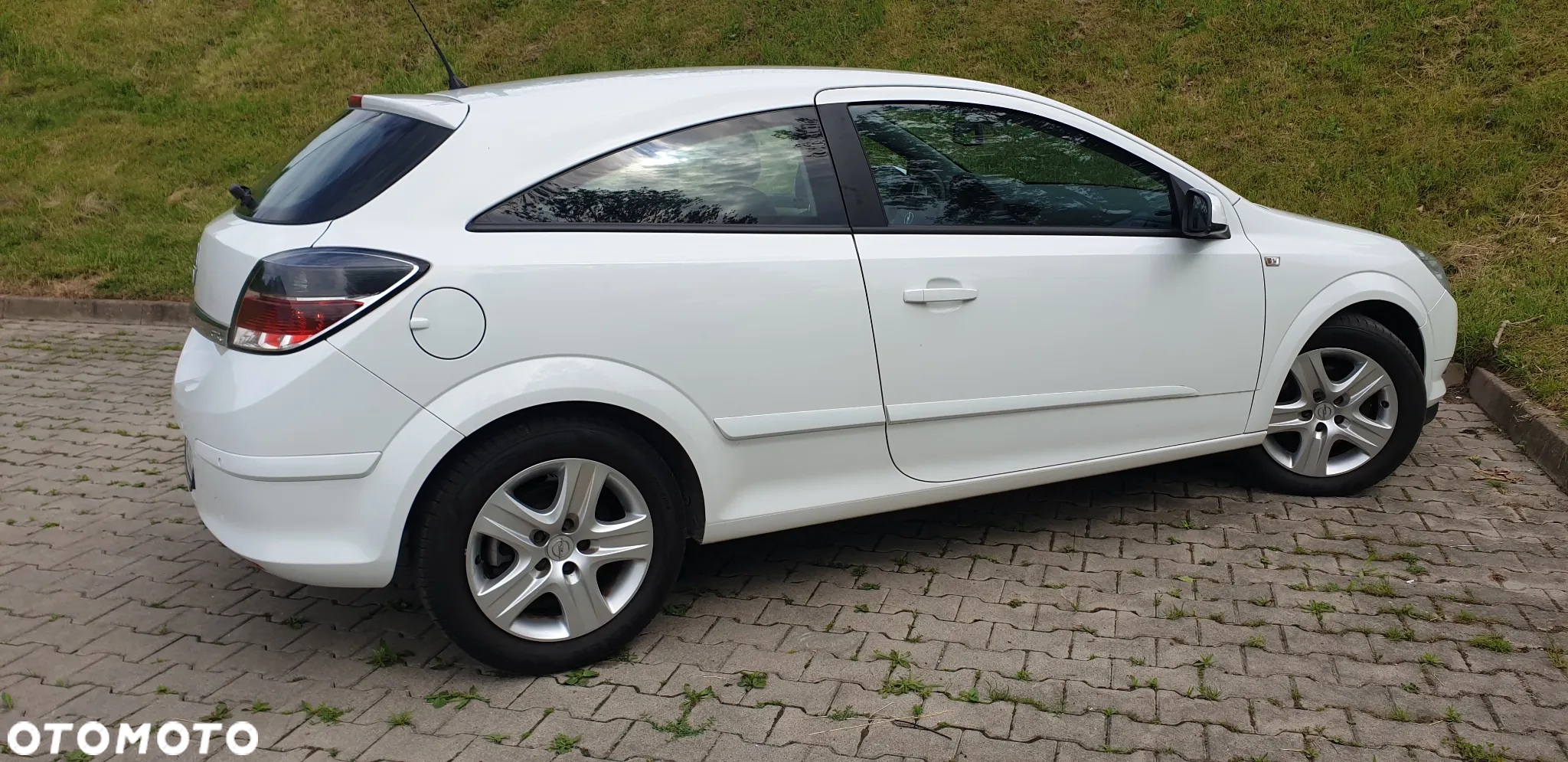 Opel Astra GTC 1.6 Cosmo - 20