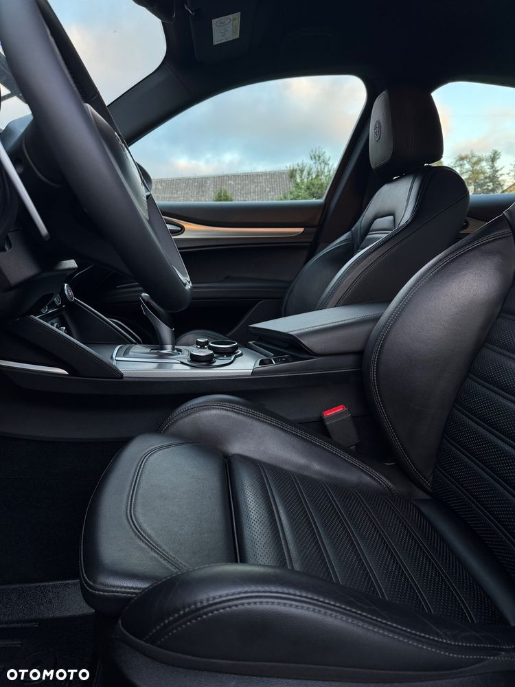 Alfa Romeo Stelvio - 12
