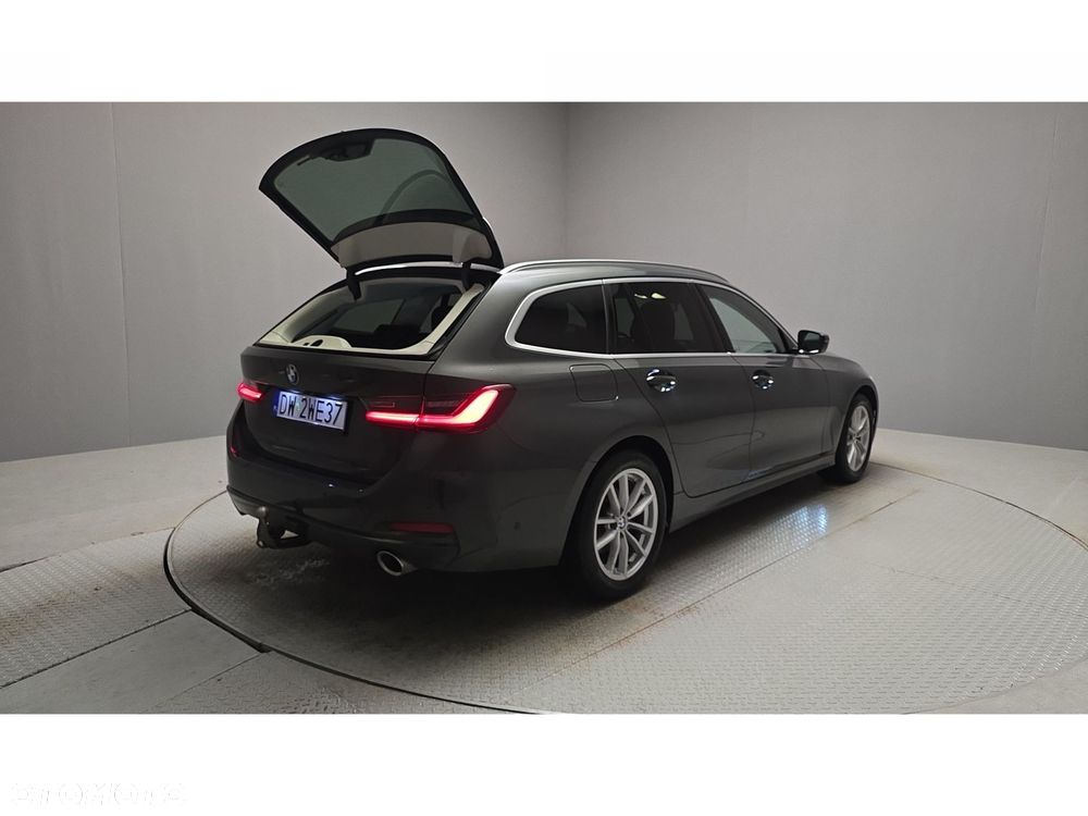 BMW Seria 3 320d xDrive mHEV - 29