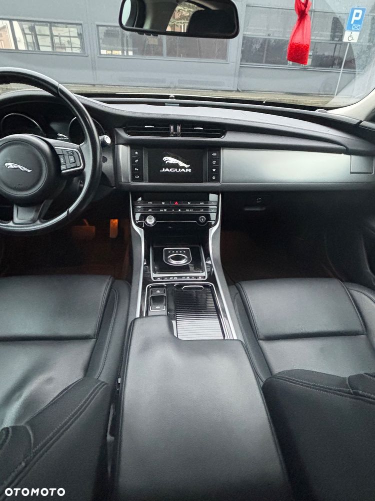 Jaguar XF 35t Prestige - 9