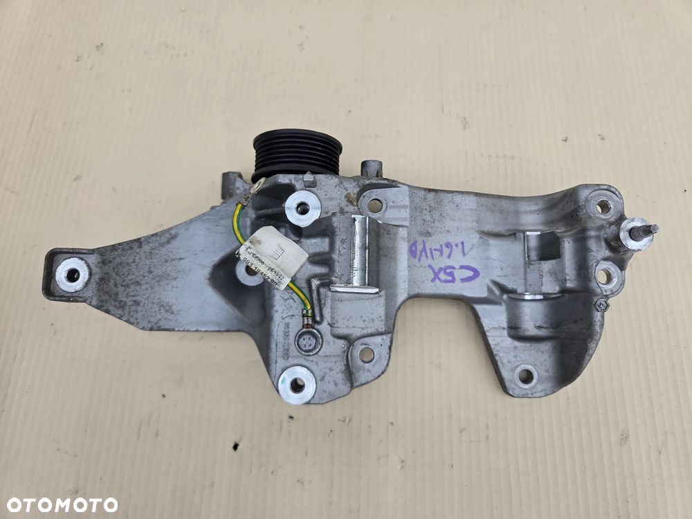 Łapa mocowanie alternatora Citroen C5X 1.6 HYBRYDA   9833032280 - 1