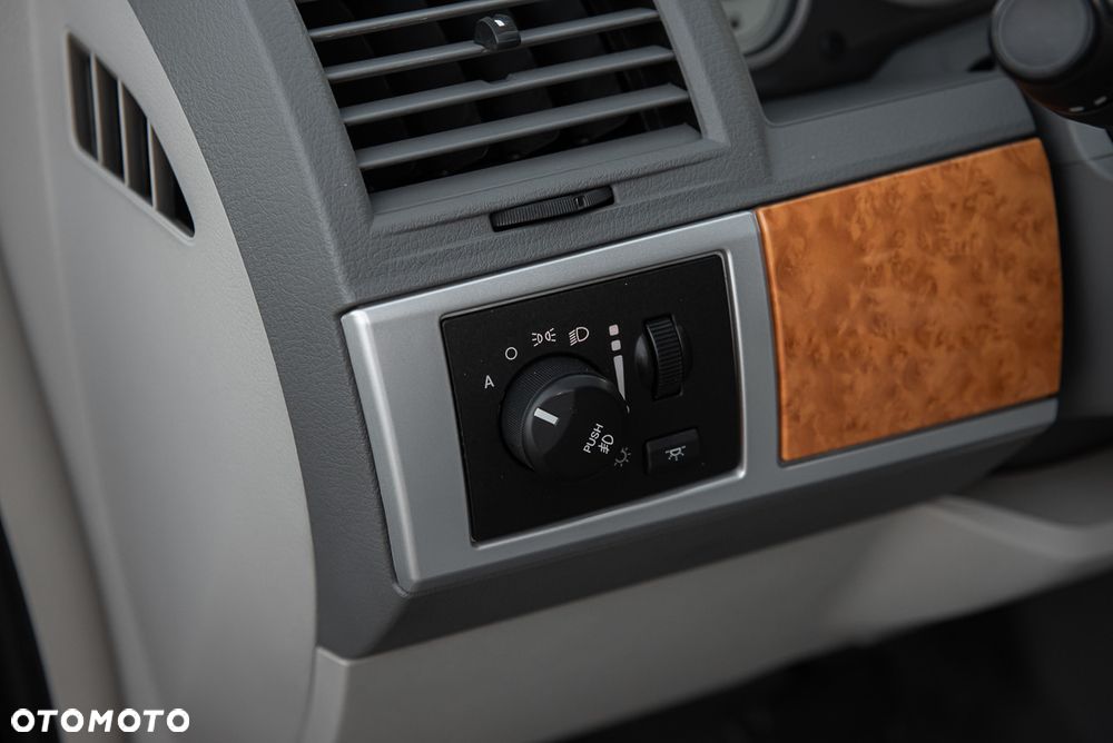 Chrysler Town & Country - 25