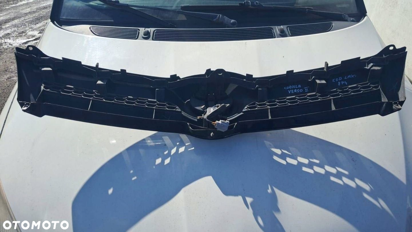 GRILL ATRAPA ZDERZAKA Z KAMERĄ TOYOTA COROLLA VERSO II 04R KOD LAK. 8P4 - 2