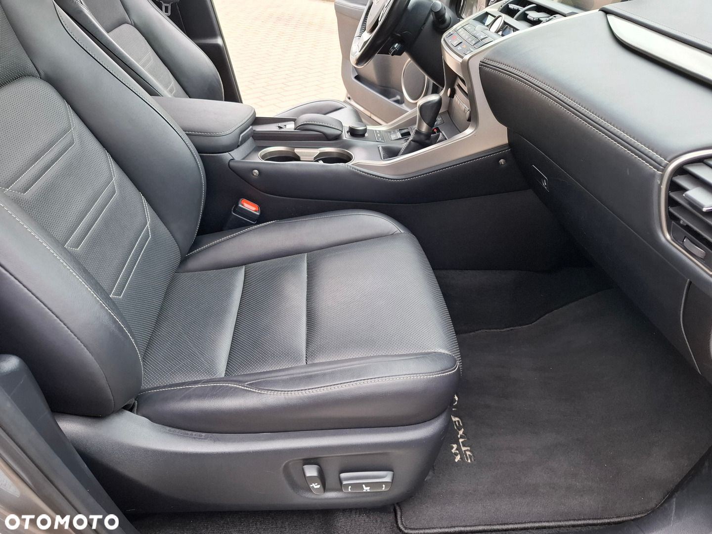 Lexus NX 300h Comfort AWD - 22