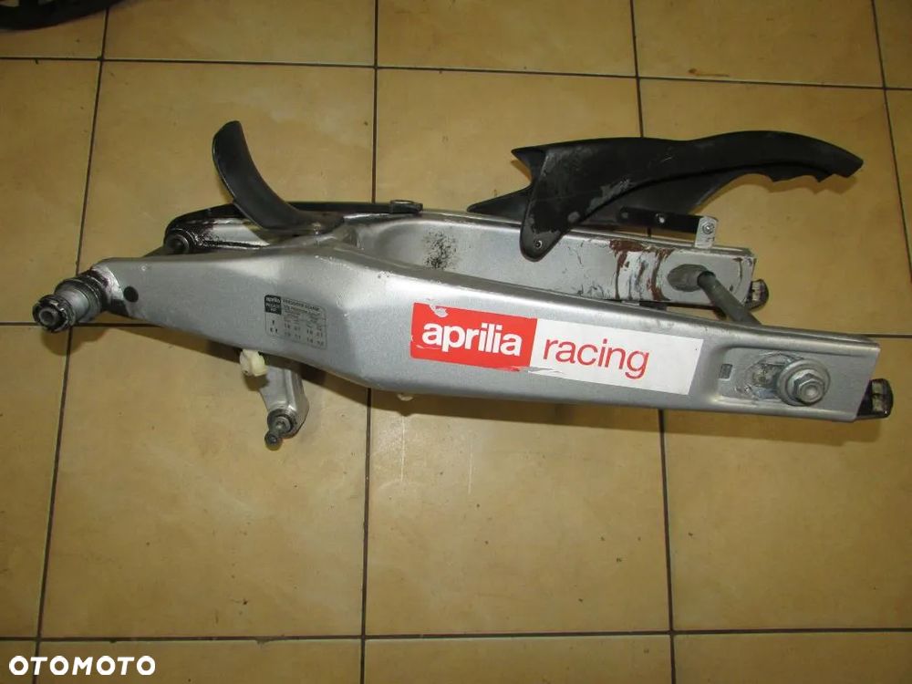 APRILIA PEGASO 650 i.e. 01-04 wahacz tył - 2