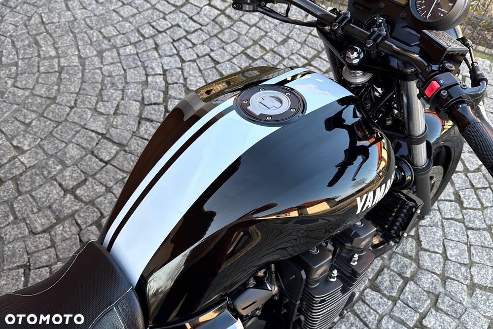 Yamaha XJR - 12