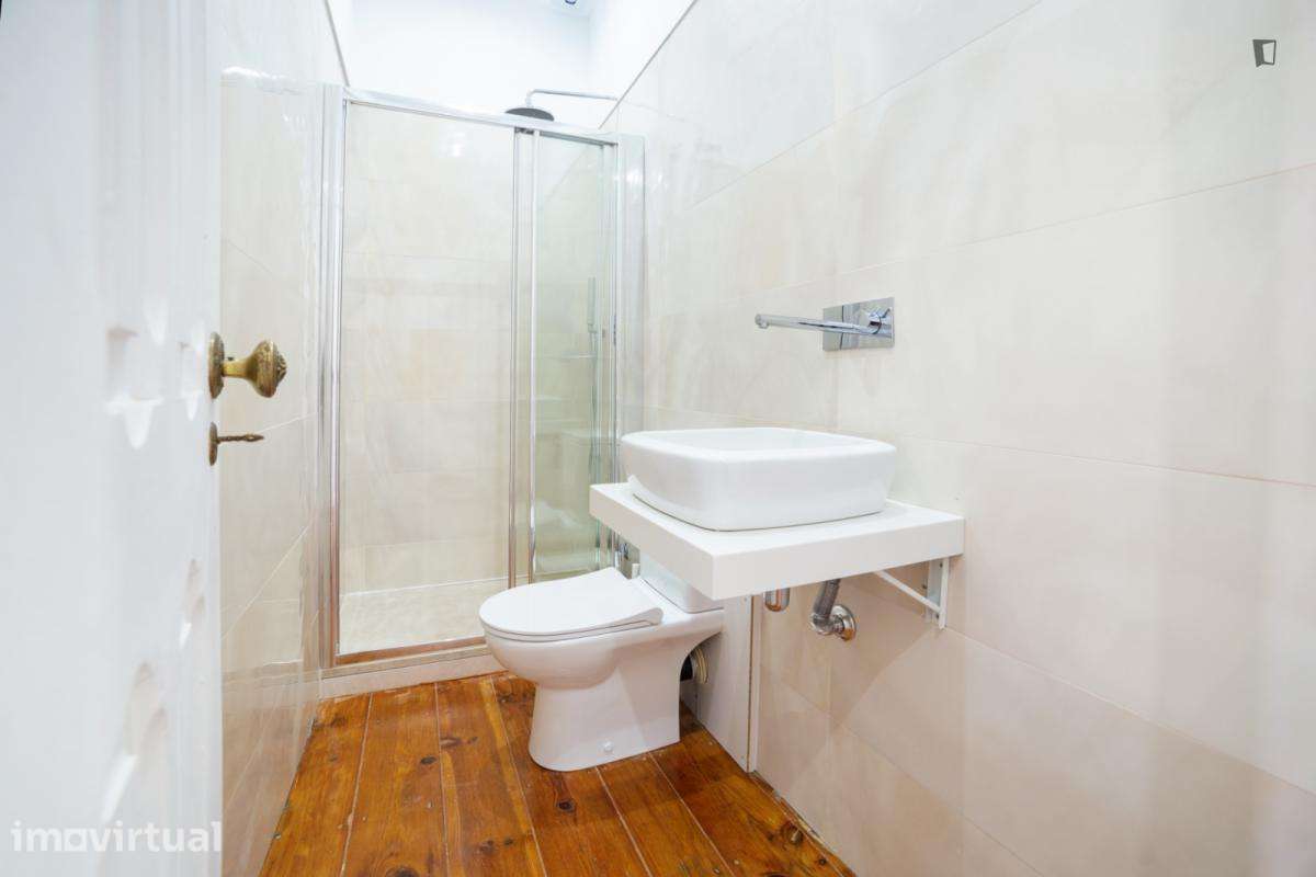 Quarto - localizado em Anjos Lisbon - Grande imagem: 2/16