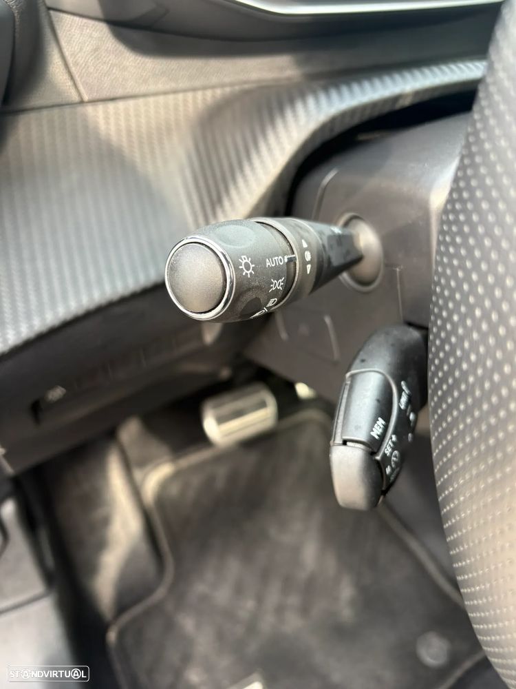 Peugeot e-208 GT+ - 12