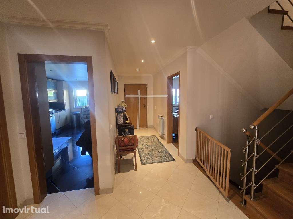 Moradia geminada T4+1, arquitetura tradicional com garagem e piscin... - Grande imagem: 5/35