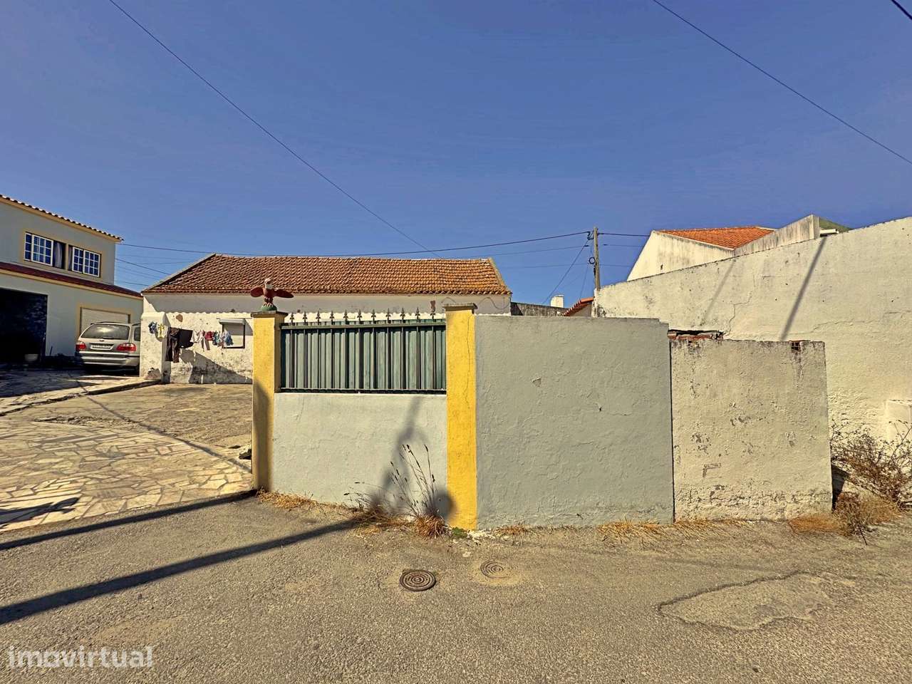 Moradia T2+1 com Pátio e Garagem para Recuperar em Casas Novas - Grande imagem: 3/24