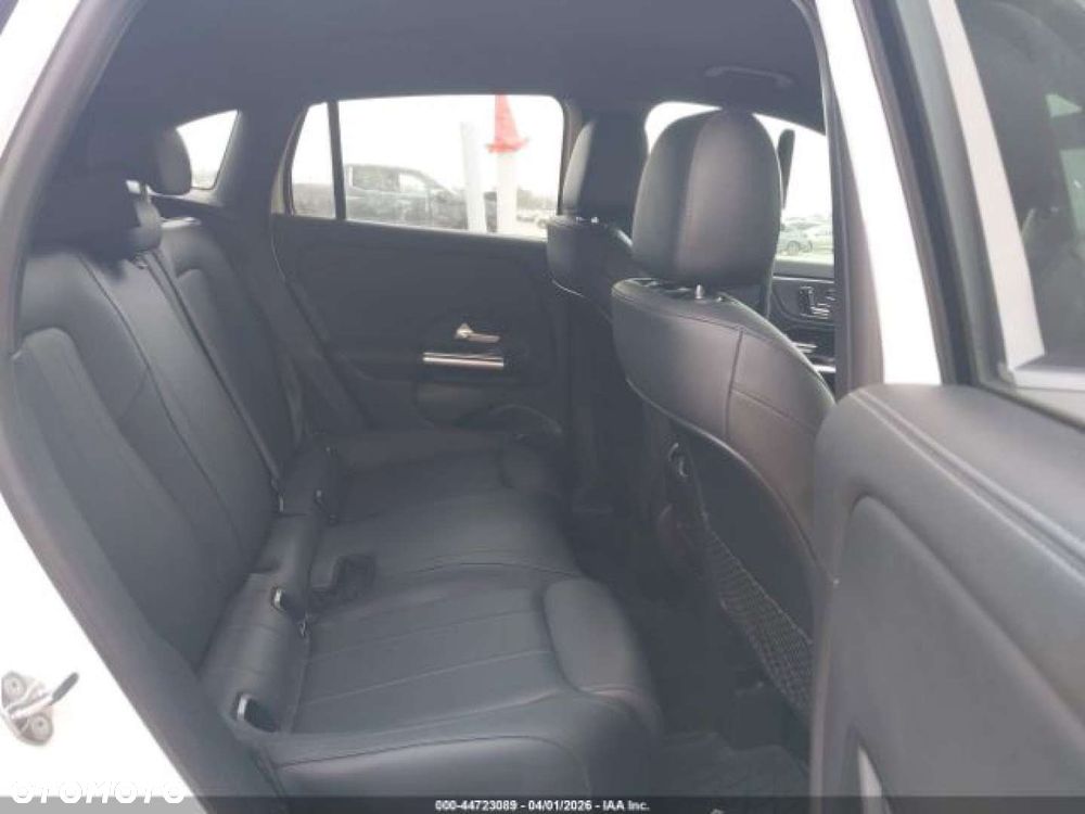 Mercedes-Benz GLA - 12