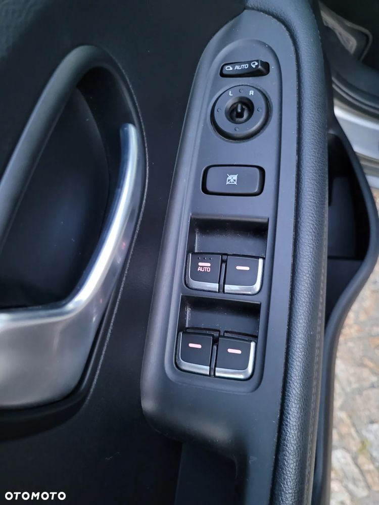 Kia Carens 1.6 GDI Dream Team Edition - 10