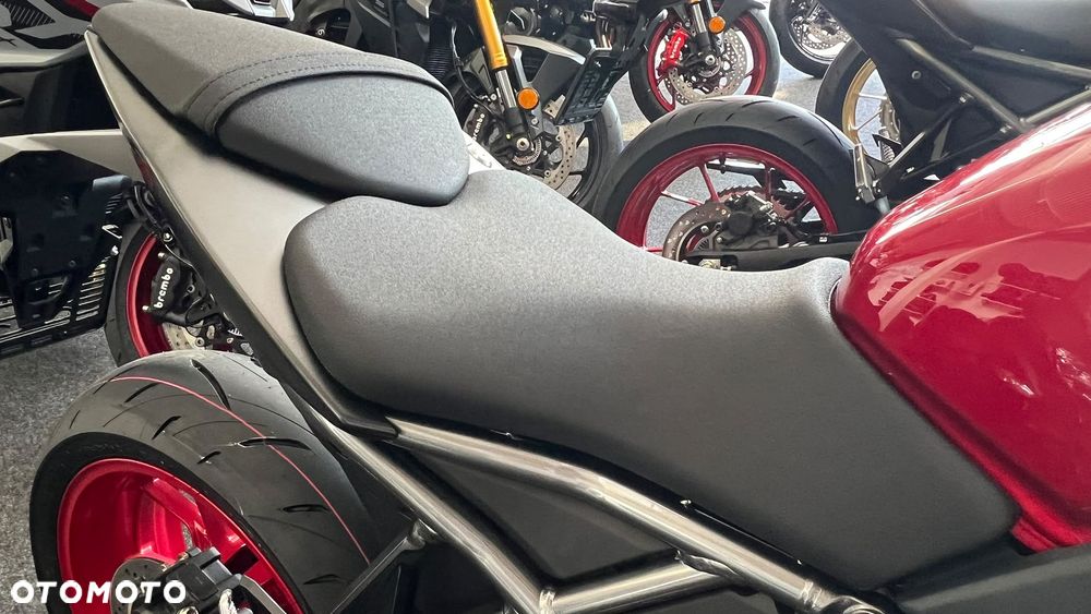 Suzuki GSX - 13