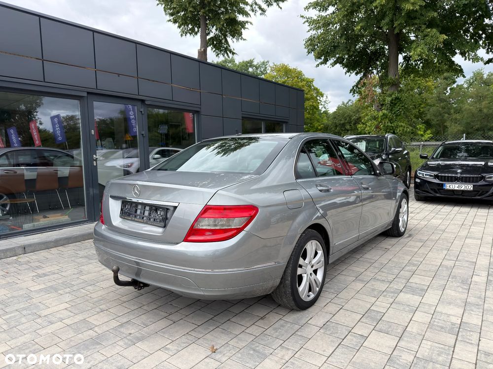 Mercedes-Benz Klasa C 180 CGI BlueEFFICIENCY Avantgarde - 25
