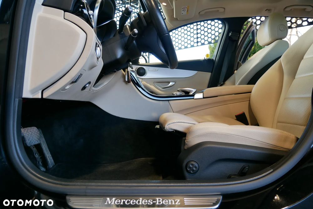 Mercedes-Benz Klasa C 200 4-Matic 9G-TRONIC - 23