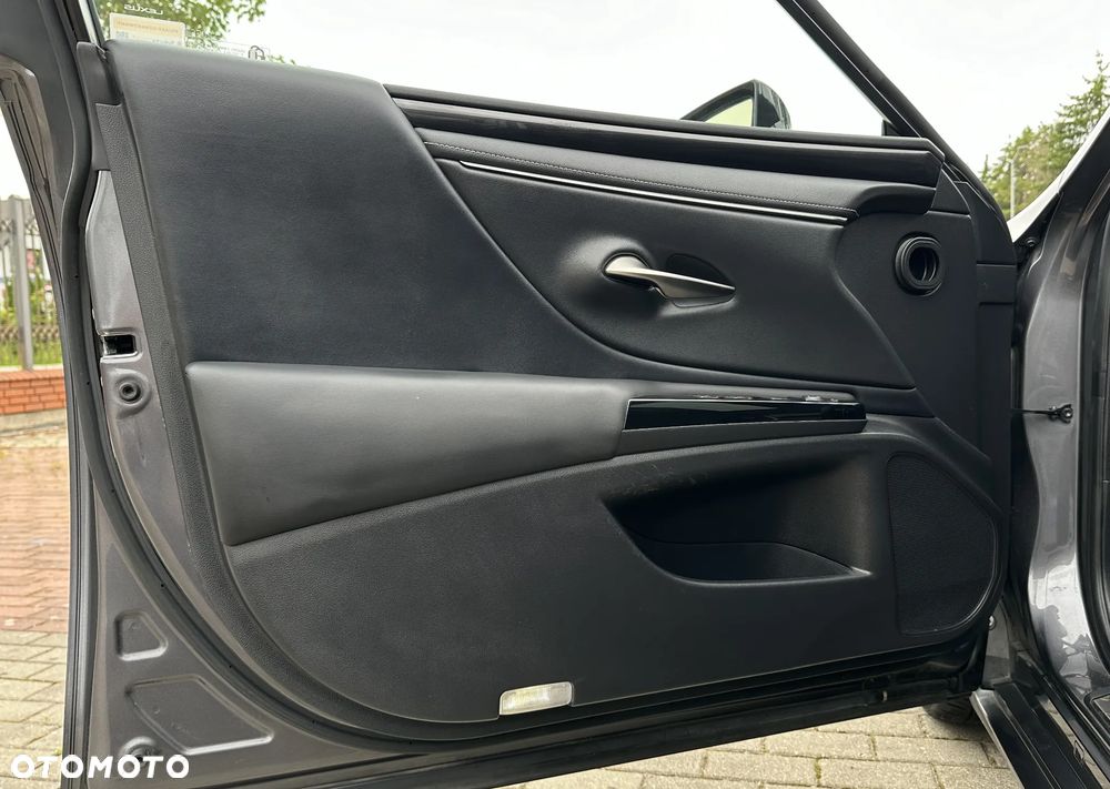 Lexus ES 300h Business Edition - 11